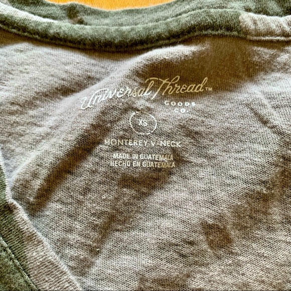 ✨ Universal Thread Camo V Neck Pocket Tee - XS - Picture 4 of 7